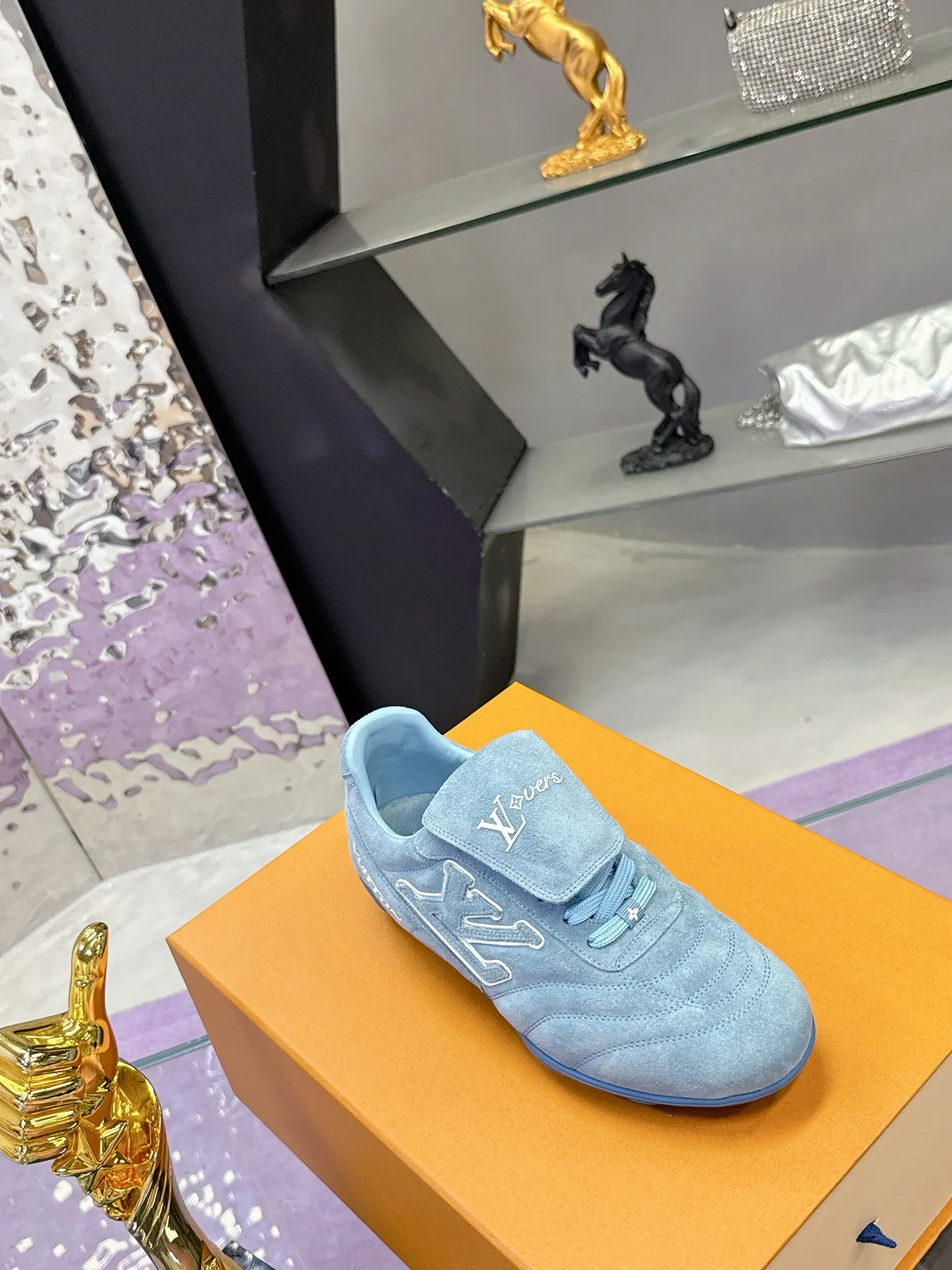Factory price: 700💰 2025 new LV sneakers for couples, 🔥🔥🔥You will look fashionable when you wear them ❤️ LV football shoe series 💗 This Footprint Soccer sneaker was unveiled in the 2025 spring and summer series fashion show. It is the first sneaker designed by Pharrell Williams inspired by football shoes. The shoes are inspired by football, a sport that spans generations and cultures💎, echoing the theme of unity and universal participation in the 2025 spring and summer series fashion show. The shoe is known for its sleek design, with the dynamic IV Initials logo embellished on the side, the Lvers United emblem inspired by the football team on the tongue, and the sole patterned rubber sole decorated with multiple Louis Vuitton logos. Stylish and casual wear, a trend-setter in the fashion industry. Made of imported cowhide with full craftsmanship💓 Number of sizes (women’s 35-41, women’s 41 customized) (men’s 39-46, 45-46 customized)